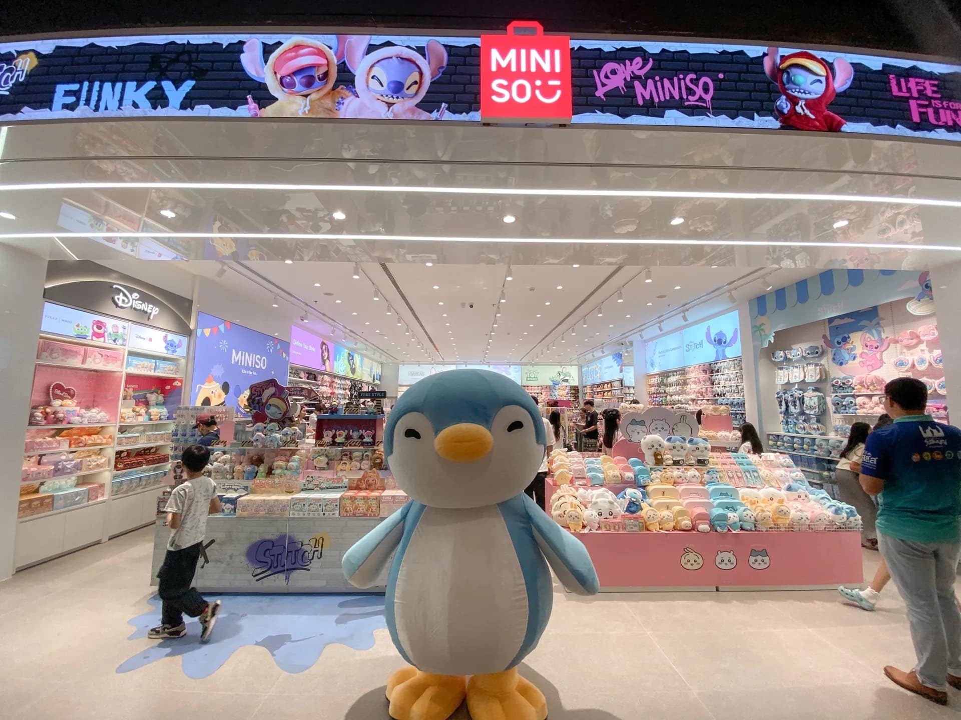 ผลงานตกแต่งร้านพร้อมบิลท์อินและงานระบบ MEP ของ MINISO สาขา Central Chiang Mai โดย NinetyNine Interior Construction