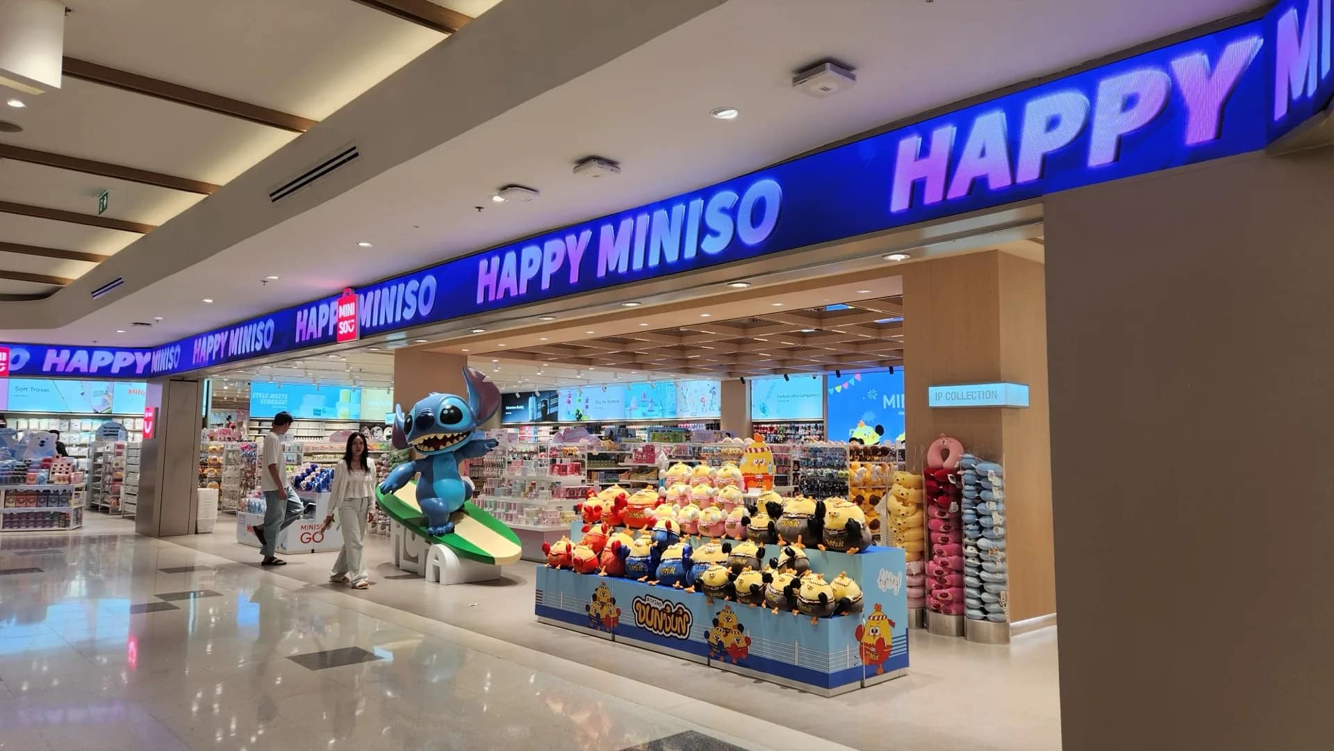 ผลงานตกแต่งร้านพร้อมงานระบบครบวงจรของ MINISO สาขา Central Chiang Mai Airport โดย NinetyNine Interior Construction