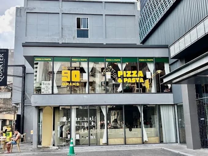 ผลงานรีโนเวทร้านพิซซ่า 90 Grams สีลม กรุงเทพ โดย NinetyNine Interior Construction