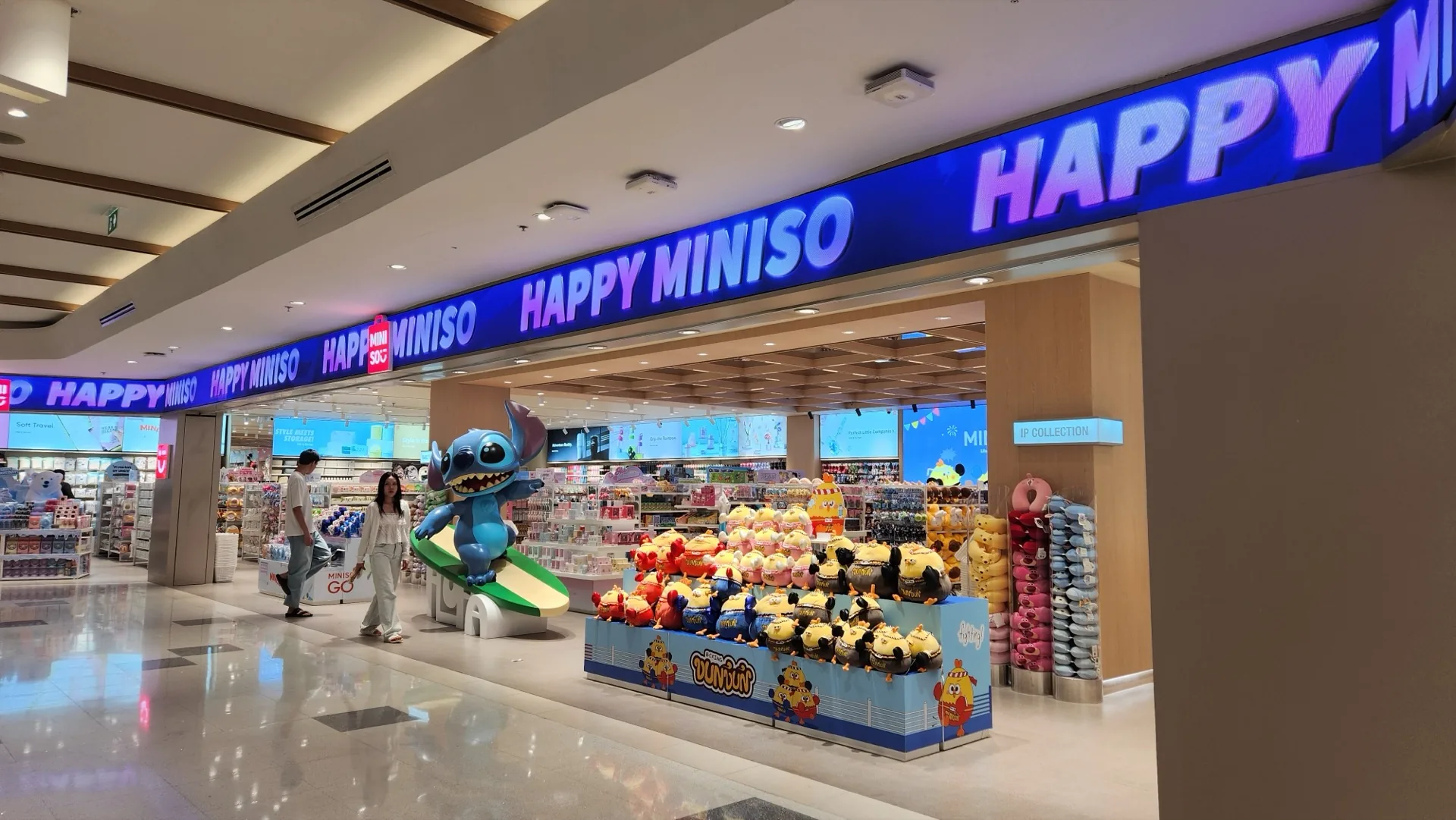 ผลงานตกแต่งร้านพร้อมงานระบบครบวงจรของ MINISO สาขา Central Chiang Mai Airport โดย NinetyNine Interior Construction