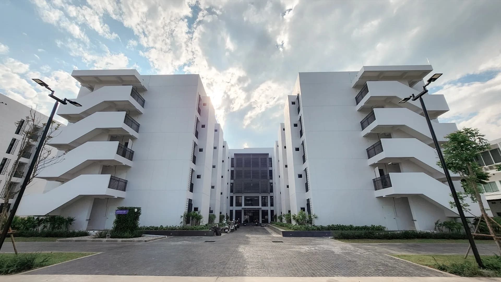 ผลงานประกอบเฟอร์นิเจอร์ หอพักหญิง มหาวิทยาลัยเชียงใหม่ จำนวน 307 ห้อง โดย Ninetynine Interior Construction