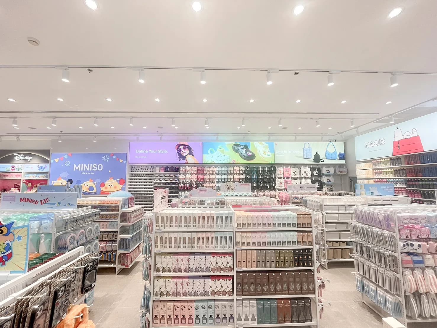 หลังตกแต่ง MINISO — Central Chiang Mai โดย NinetyNine