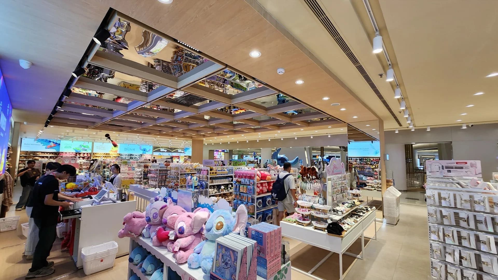 หลังตกแต่ง MINISO — Central Chiang Mai Airport โดย NinetyNine