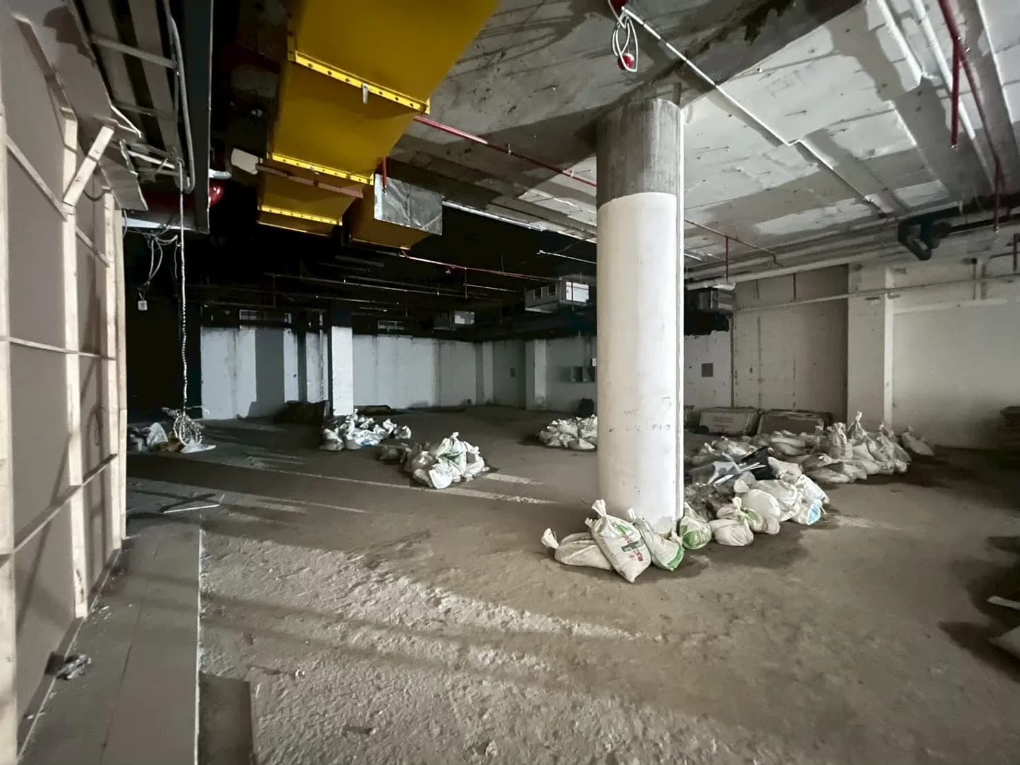 ก่อนตกแต่ง MINISO — Central Chiang Mai Airport