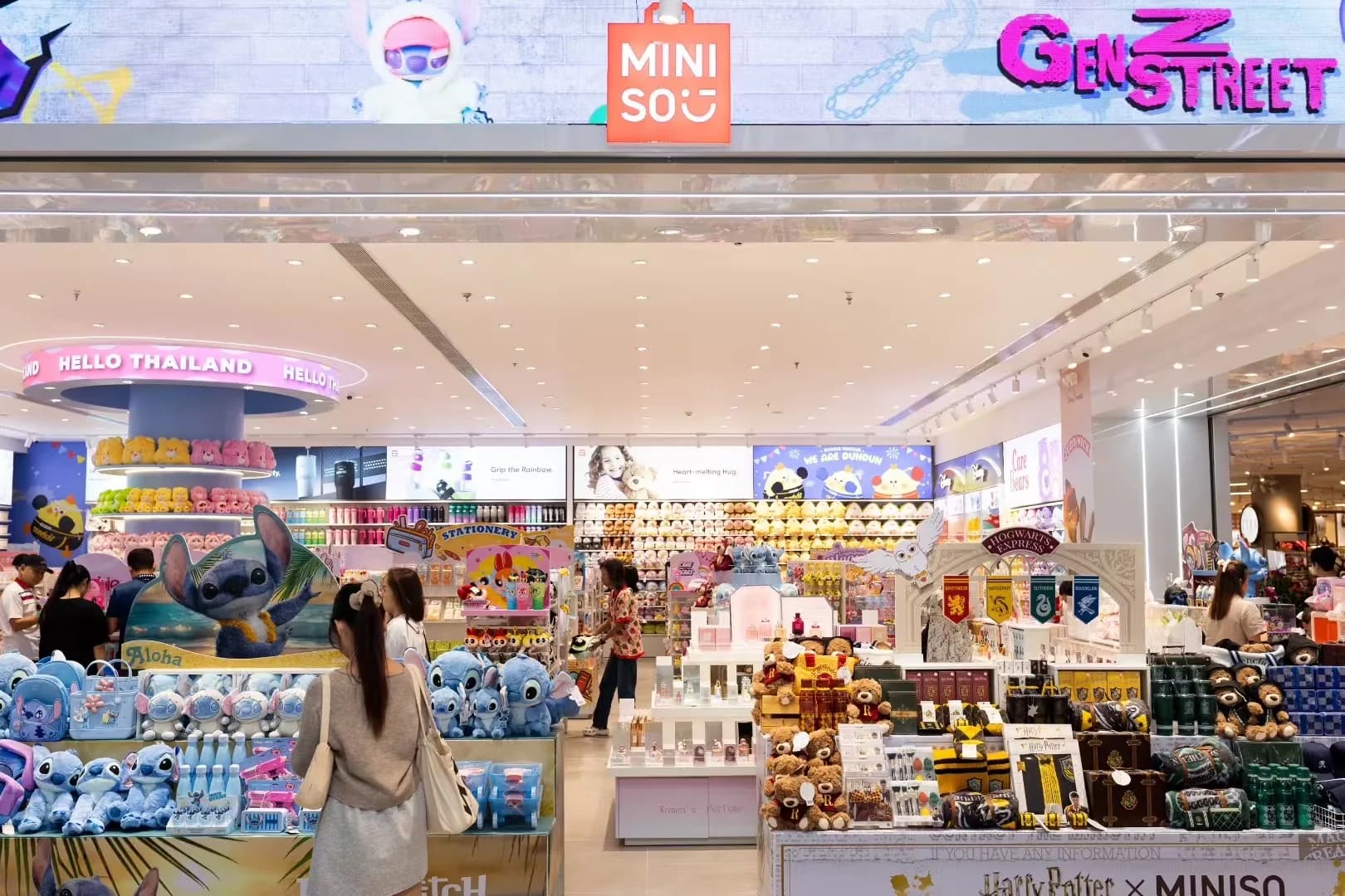 ผลงานรับเหมาก่อสร้างและตกแต่ง Build-in งานระบบ MINISO สาขา THE MALL NGAMWONGWAN โดย Ninetynine Interior Construction